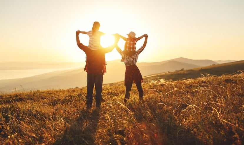 familia-feliz-al-atardecer